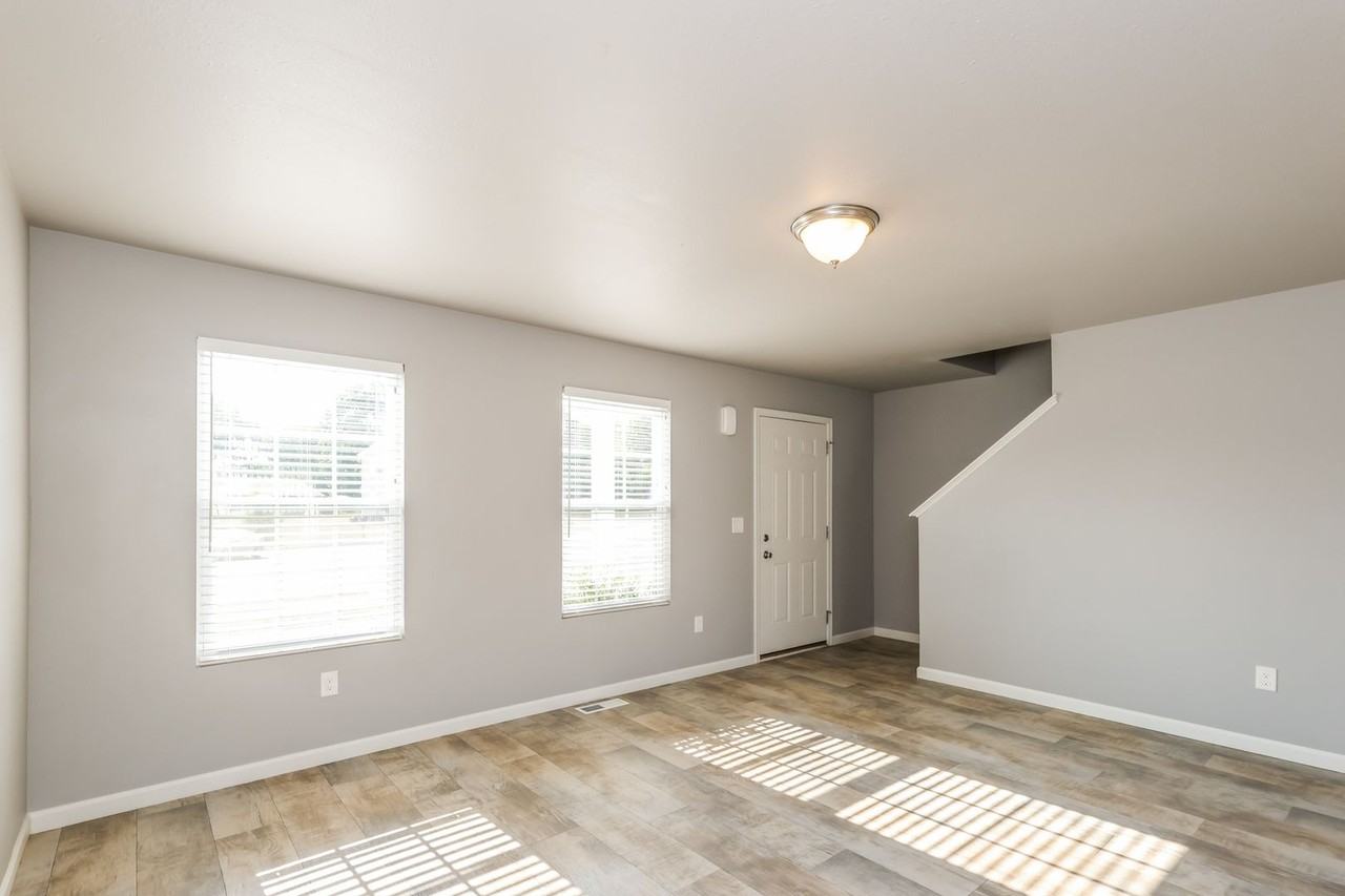 5643 Claremount St - Photo 2 of 31