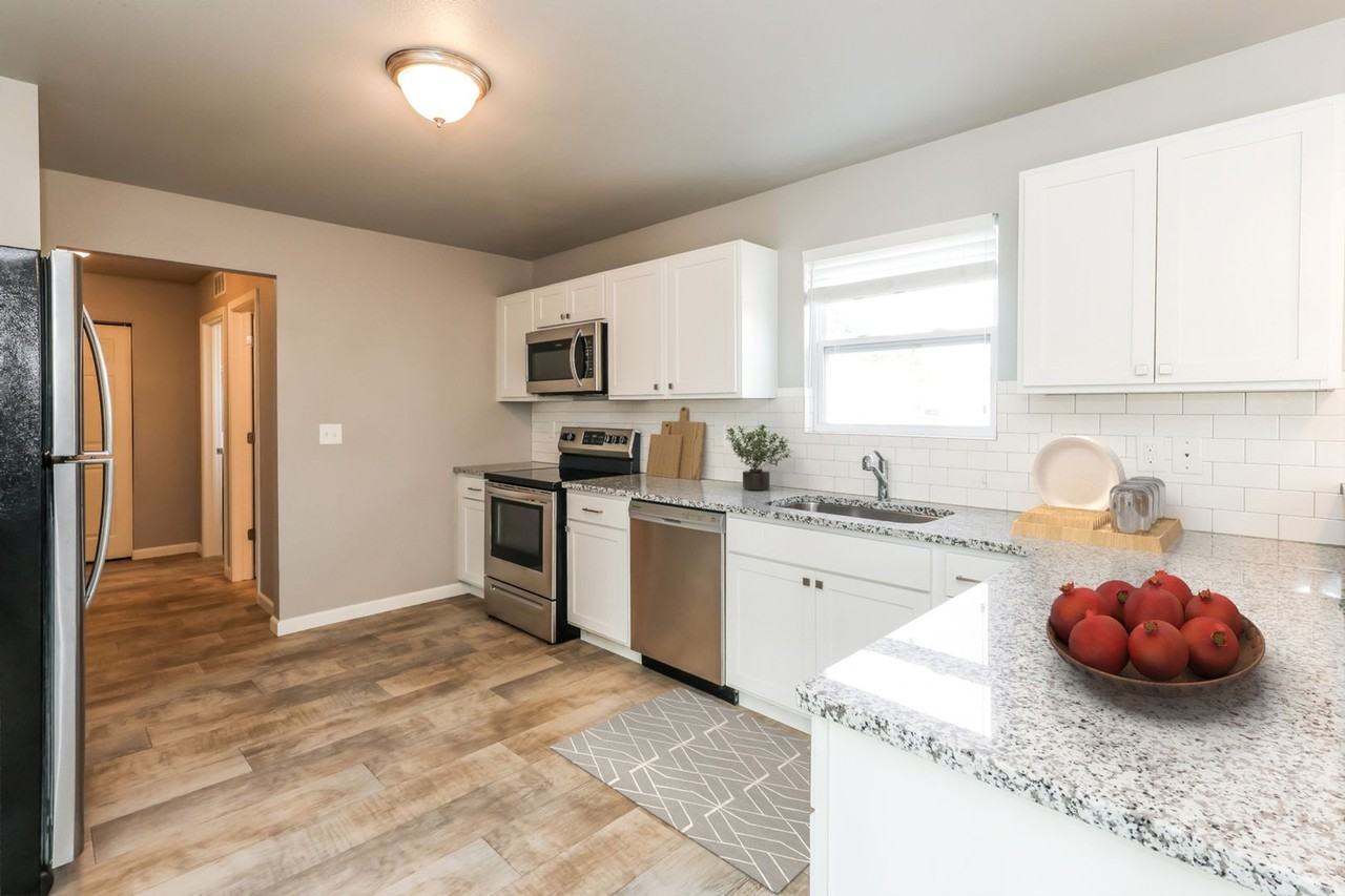 5643 Claremount St - Photo 7 of 31