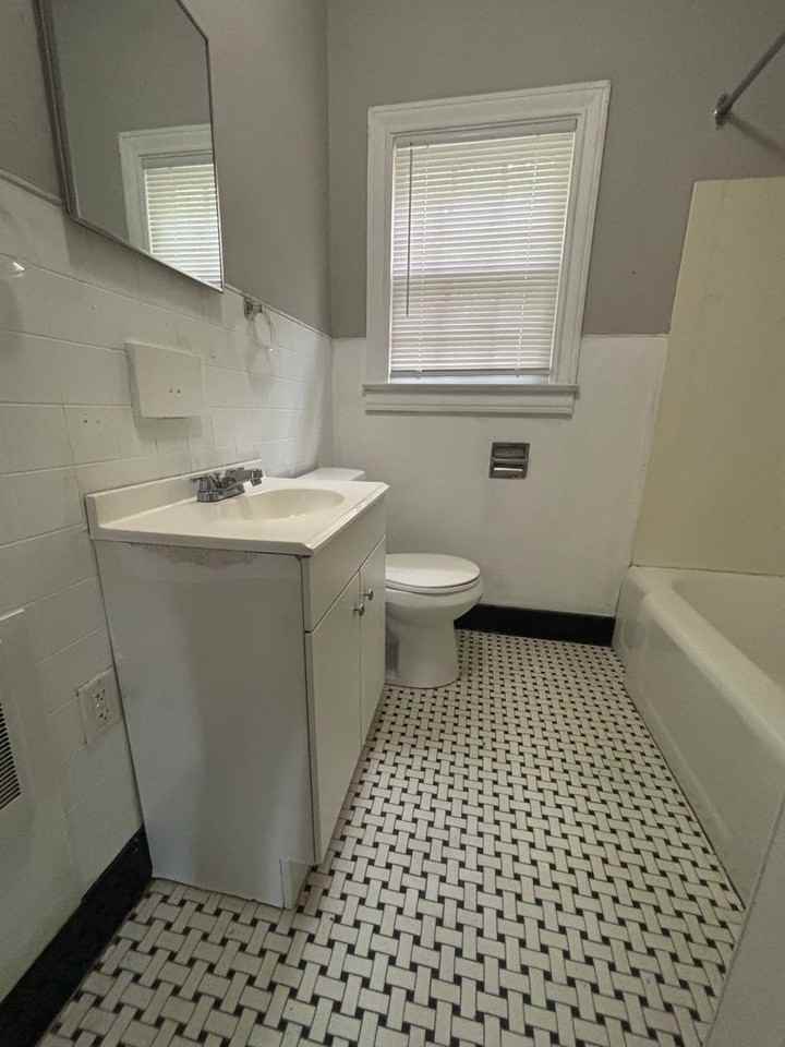 516 S Church St - Photo 3 of 7