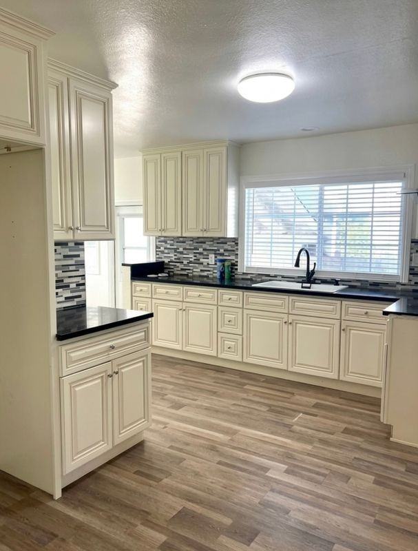2149 Greenfield Ave - Photo 2 of 14