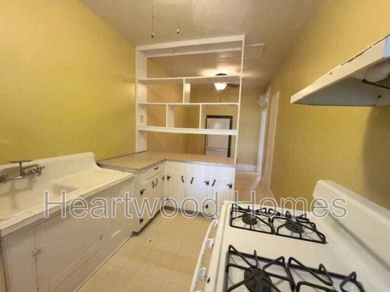 1408 Victoria St - Photo 4 of 31