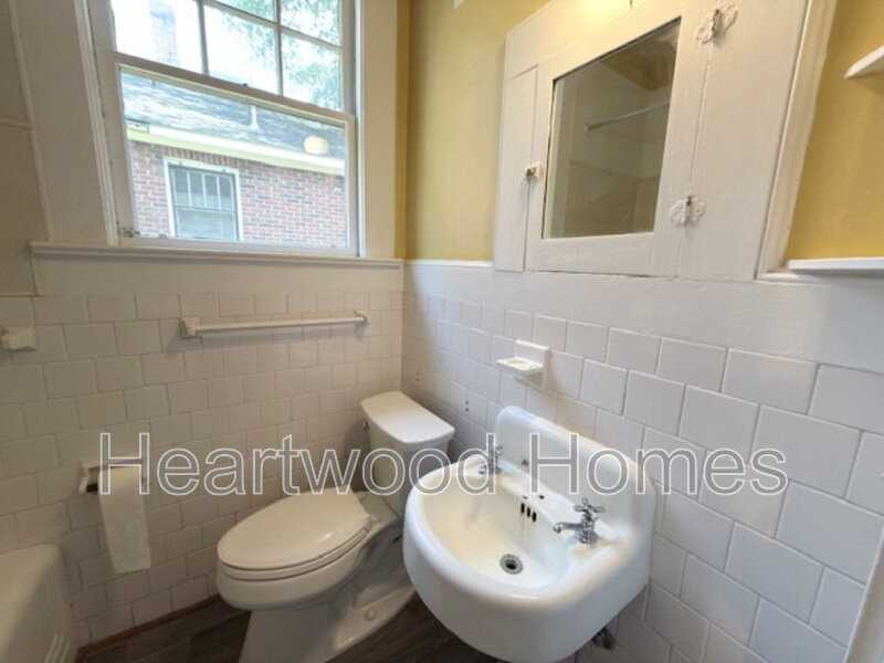 1408 Victoria St - Photo 5 of 31