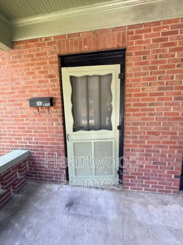 1408 Victoria St - Photo 7 of 31