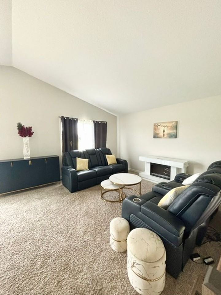 4634 9th St Ne - Photo 3 of 21