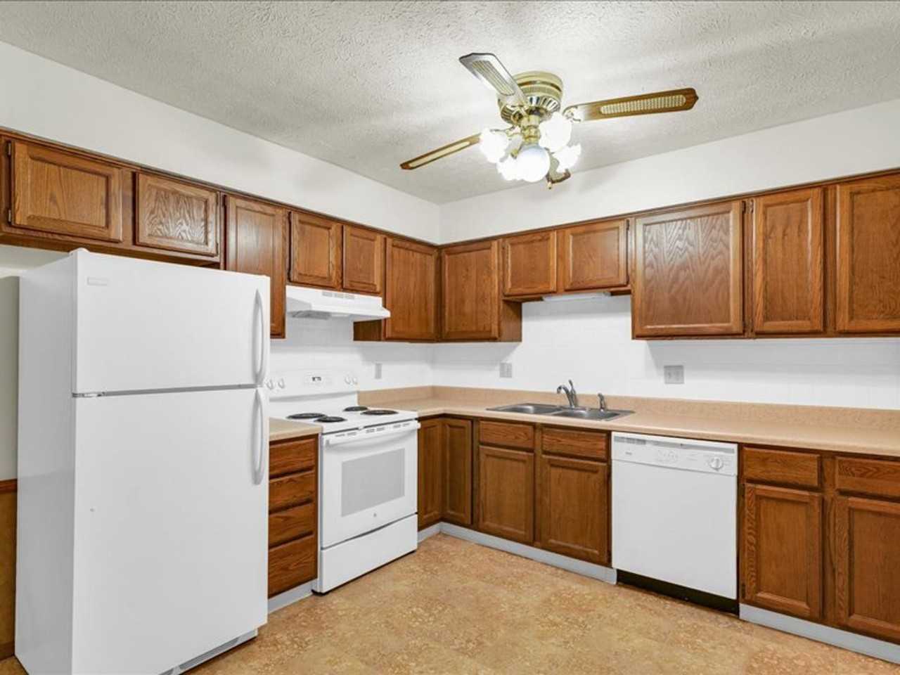713 Fairmont Dr - Photo 3 of 16