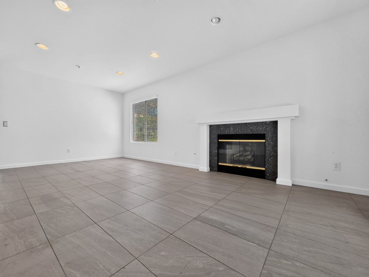 1065 E Broadway #1065 - Photo 4 of 26