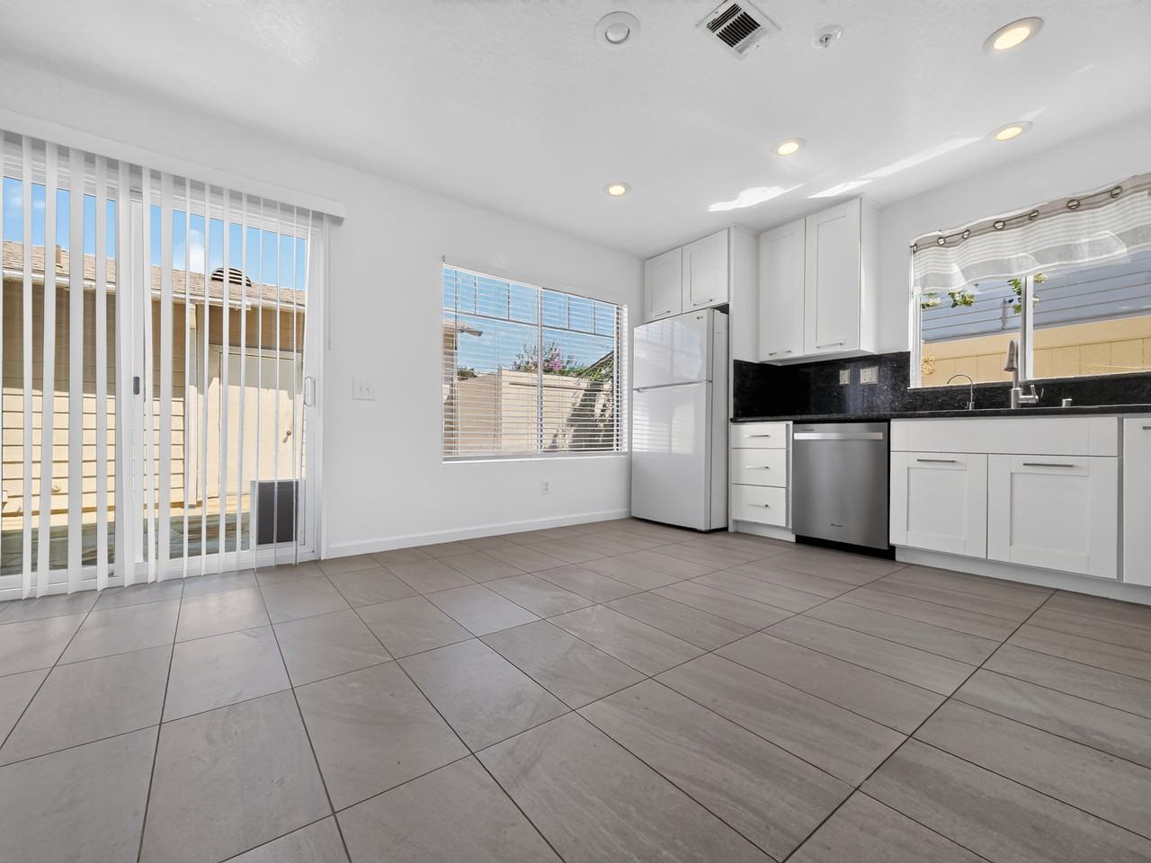 1065 E Broadway #1065 - Photo 5 of 26