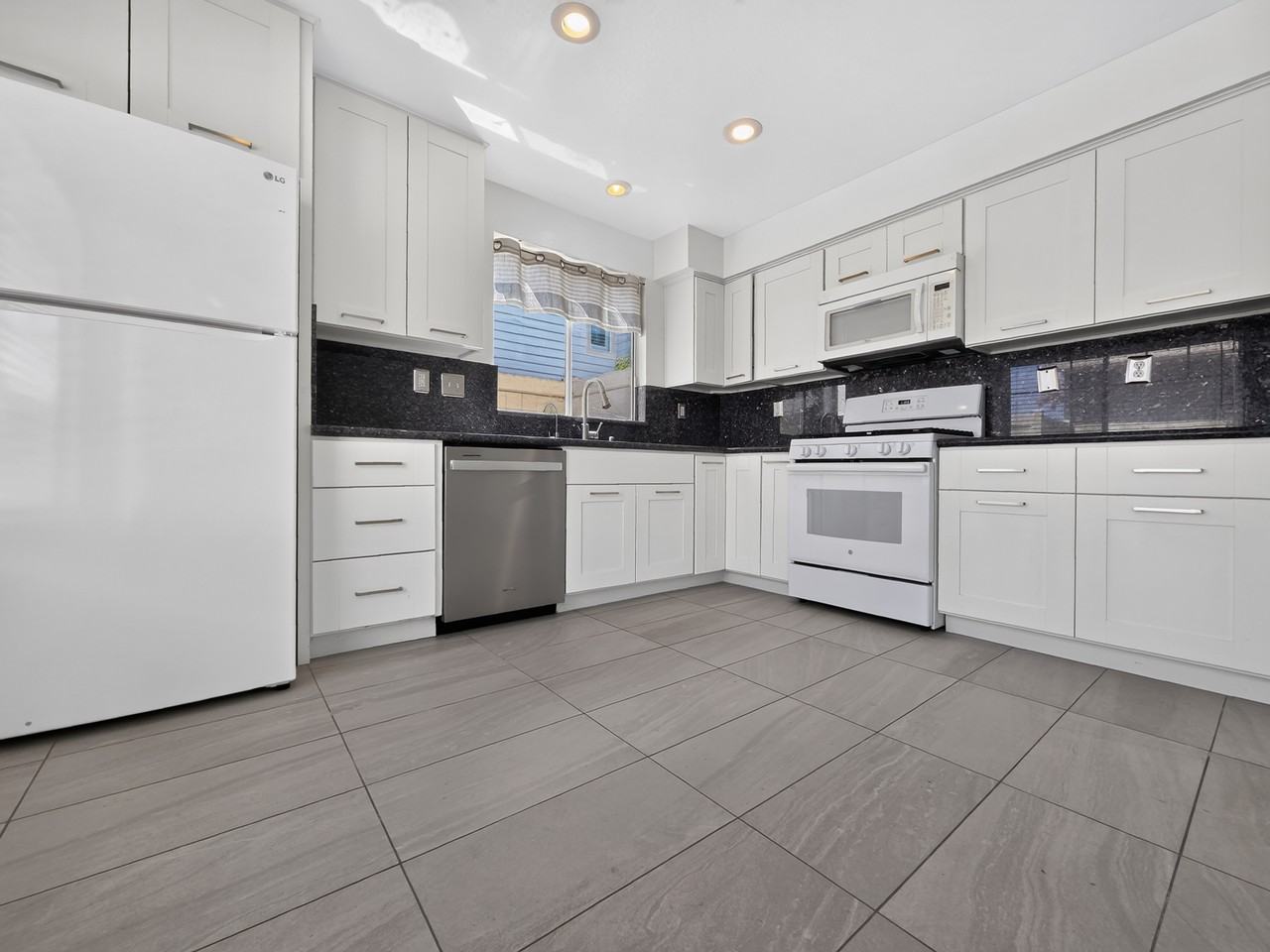1065 E Broadway #1065 - Photo 6 of 26
