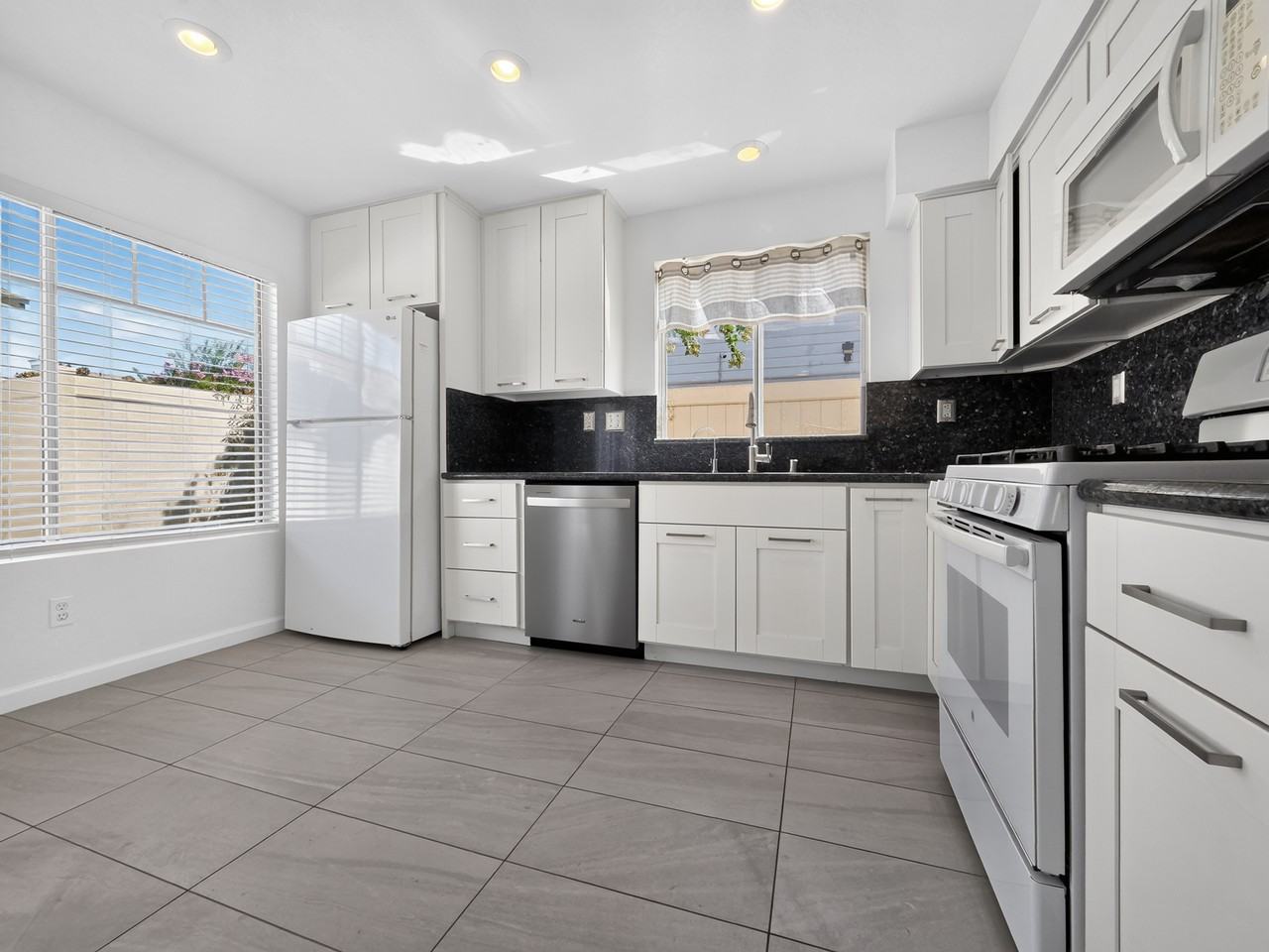 1065 E Broadway #1065 - Photo 7 of 26