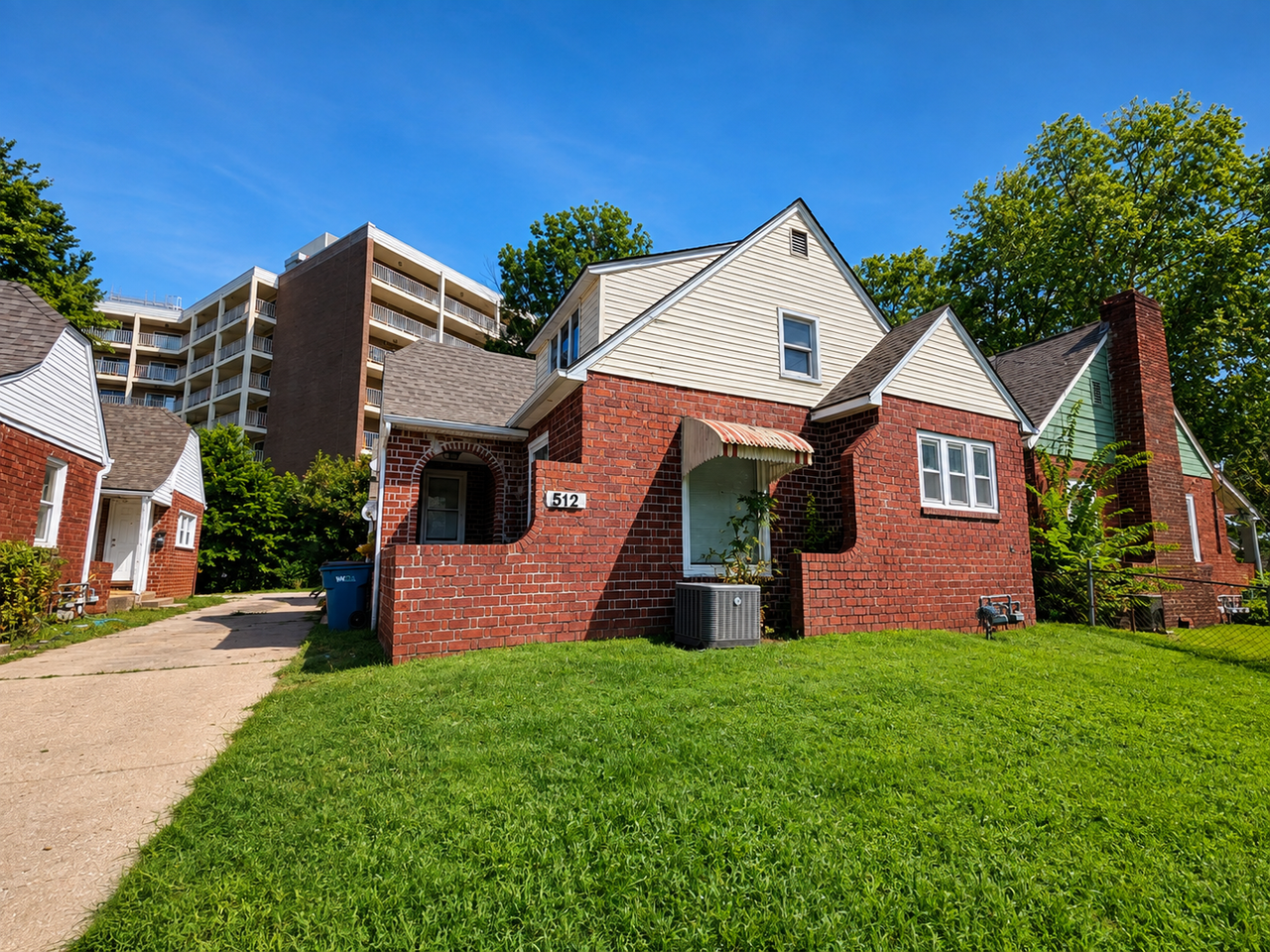 512 W Walnut St