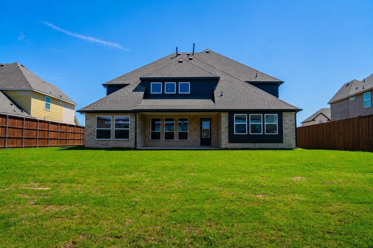 1066 Lindsay Ln - Photo 4 of 11