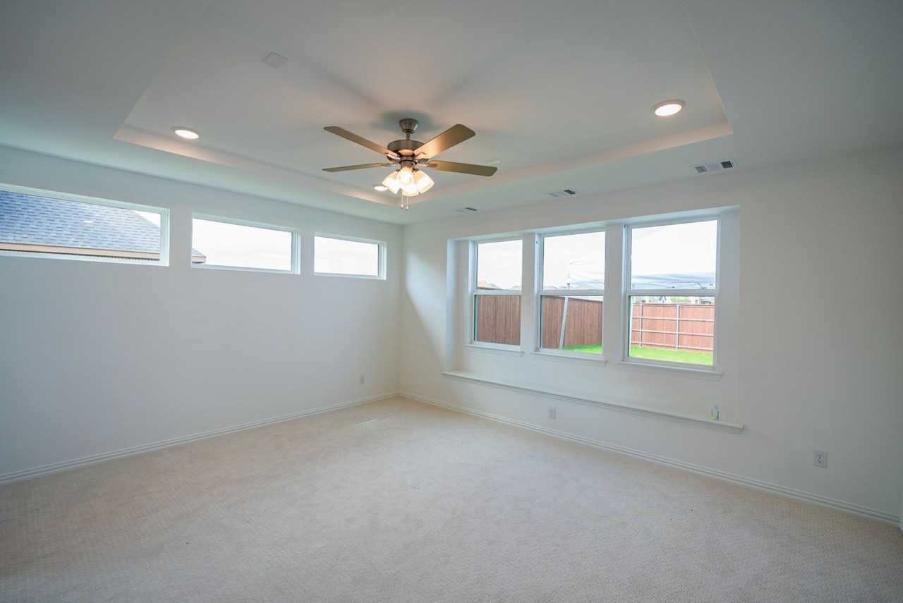 1066 Lindsay Ln - Photo 5 of 11