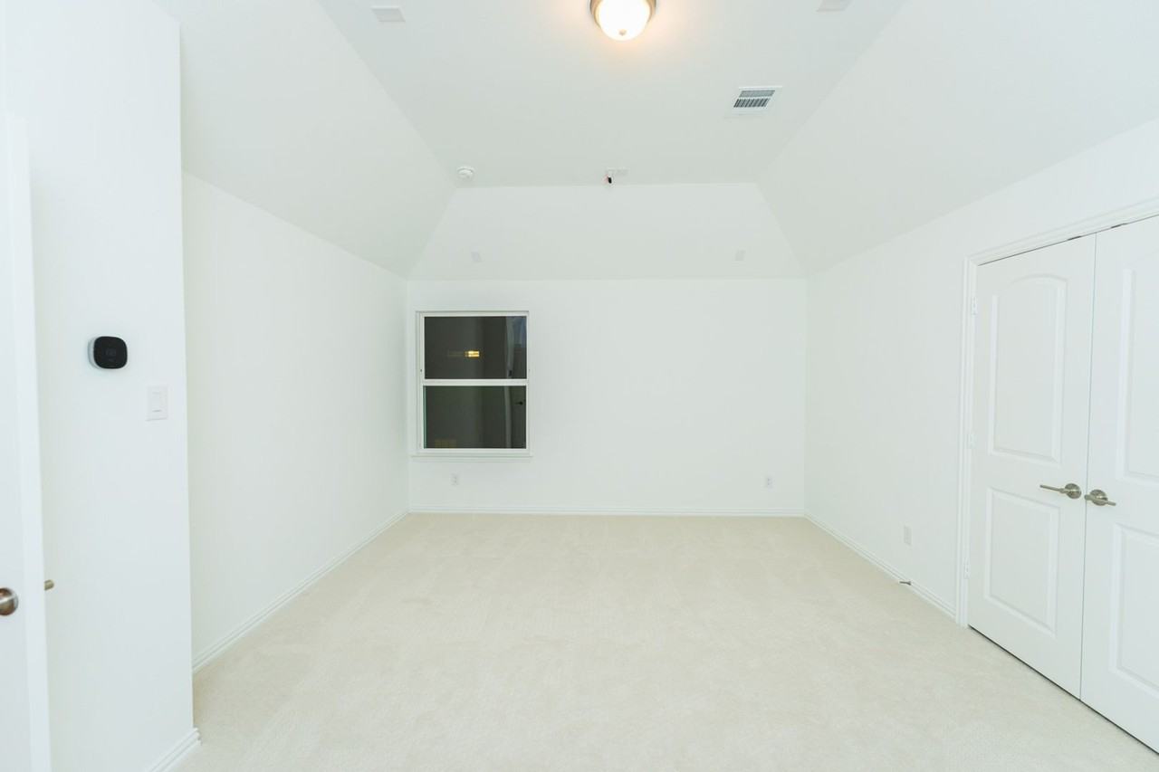 1066 Lindsay Ln - Photo 6 of 11