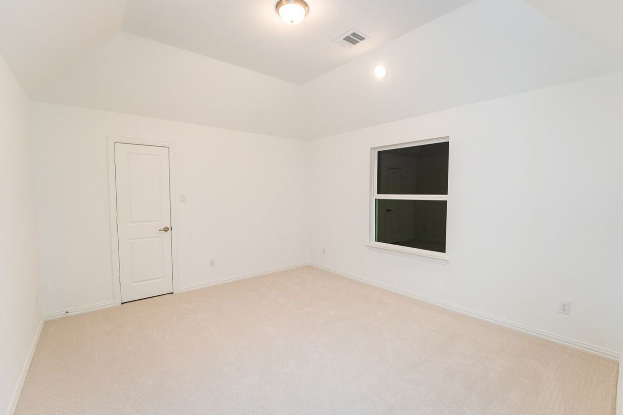1066 Lindsay Ln - Photo 7 of 11