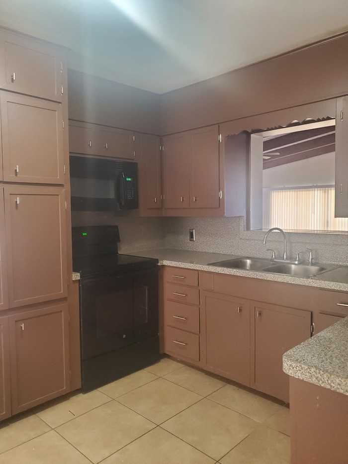 2417 N Parkwood Dr - Photo 5 of 16