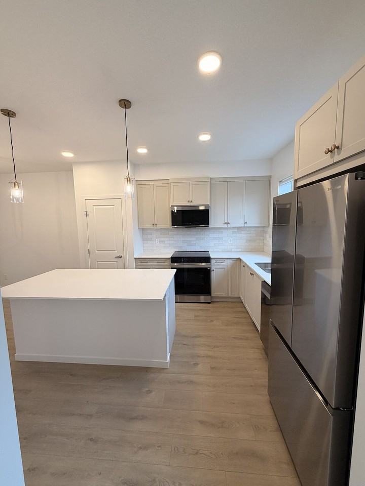 19 -19 Emberside Pk - Photo 6 of 22