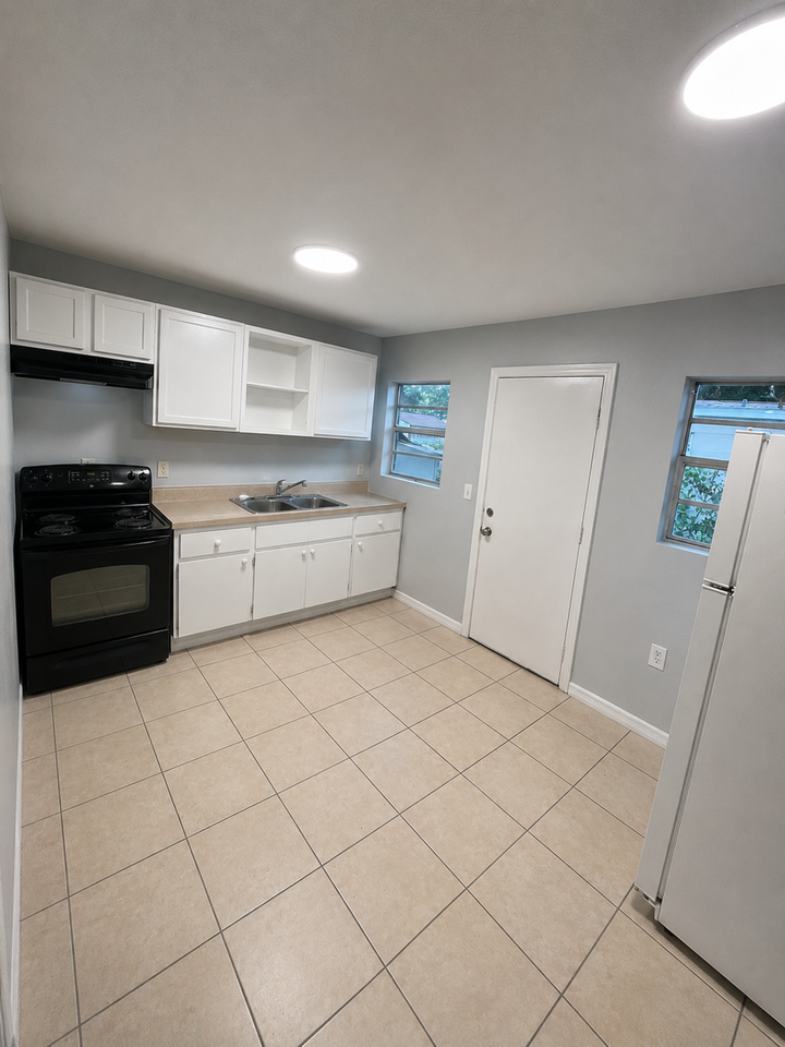 606 S Gordon St #B - Photo 6 of 8