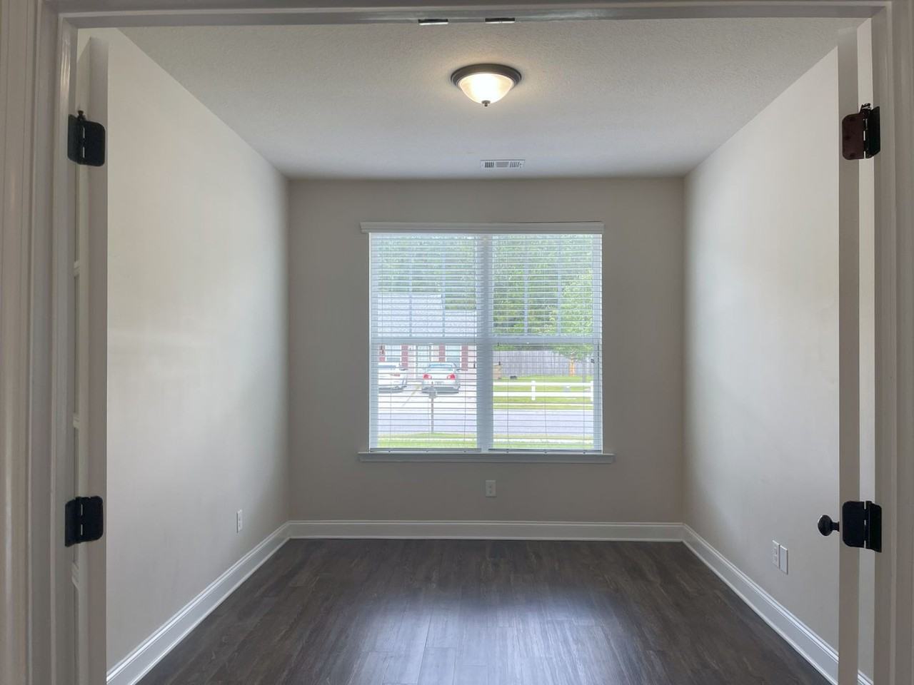 111 Willow Dr - Photo 5 of 8