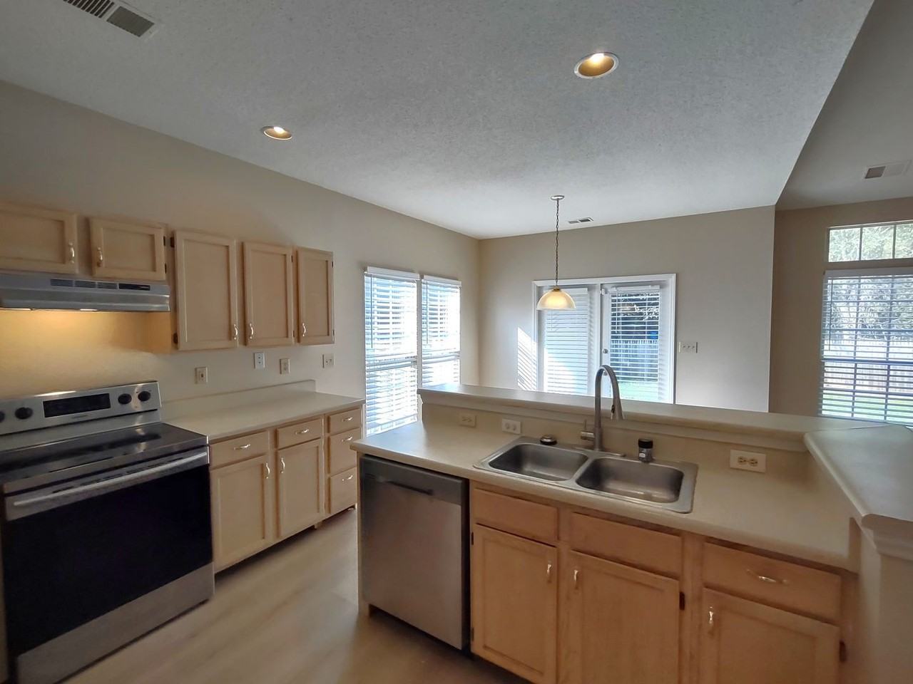 1111 Land Grant Rd - Photo 4 of 32