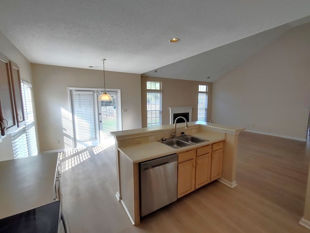 1111 Land Grant Rd - Photo 5 of 32