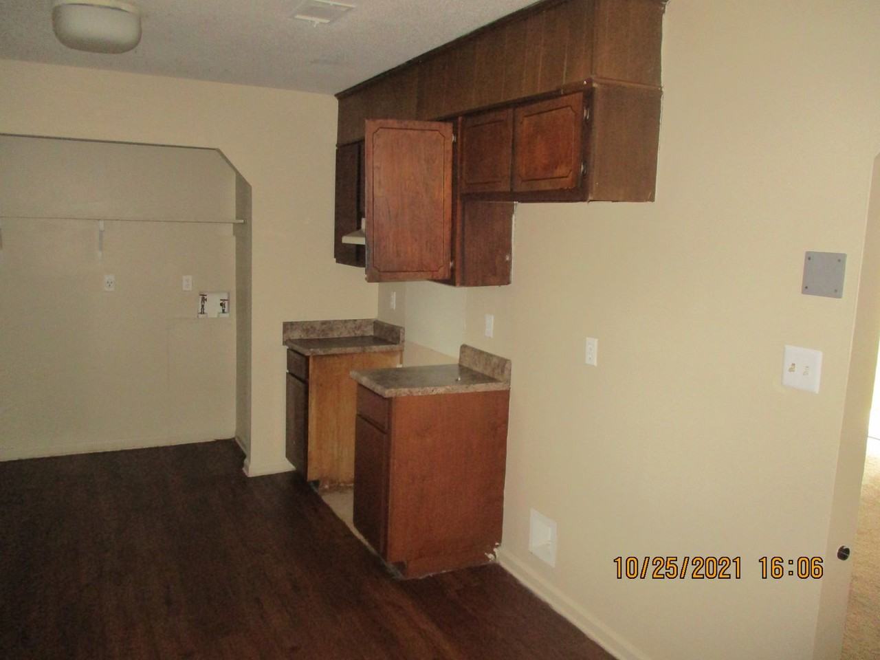 1409 Westcliff Ct - Photo 4 of 7