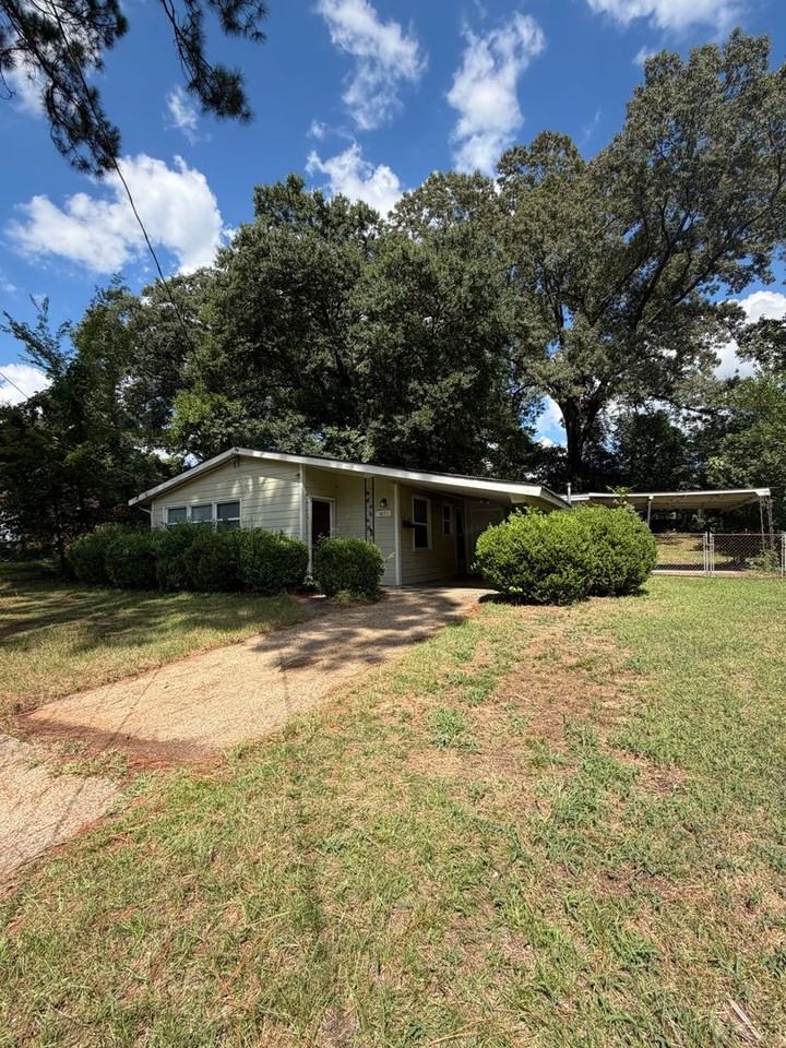 3871 Sherwood Dr - Photo 2 of 17