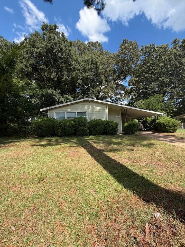 3871 Sherwood Dr - Photo 3 of 17