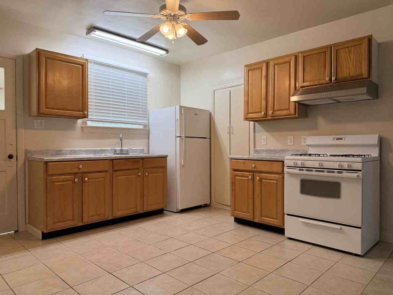 910 W 22nd St - Photo 5 of 15