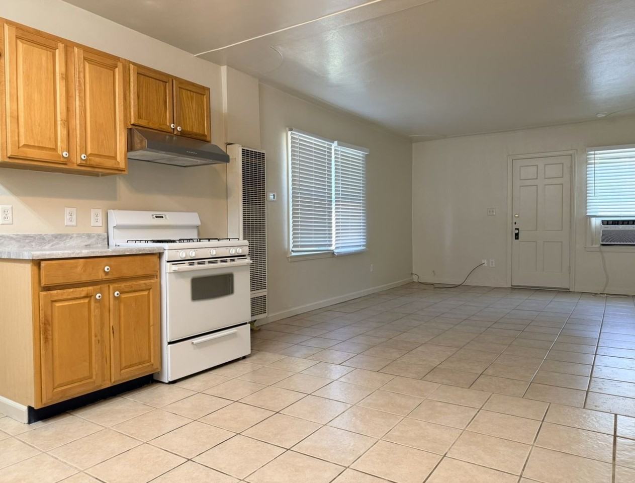 910 W 22nd St - Photo 6 of 15