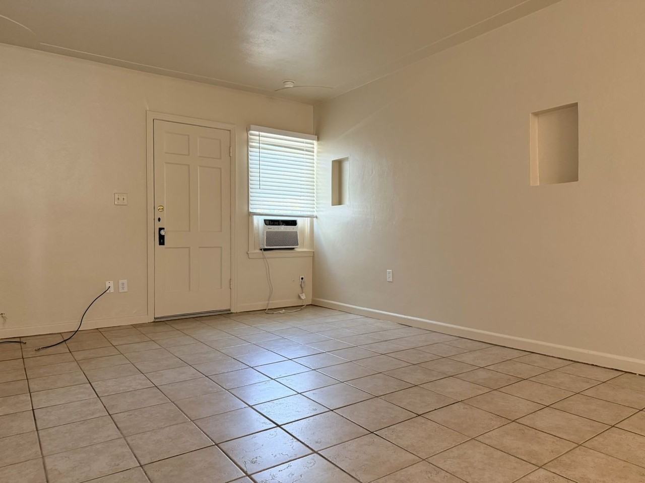 910 W 22nd St - Photo 4 of 15