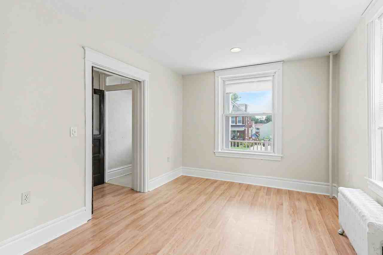 145 15th St - Photo 4 of 22