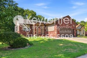 featured image of 827 S Sunset Cir