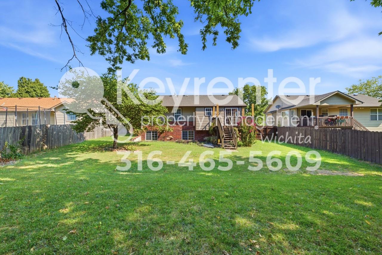 827 S Sunset Cir - Photo 2 of 18