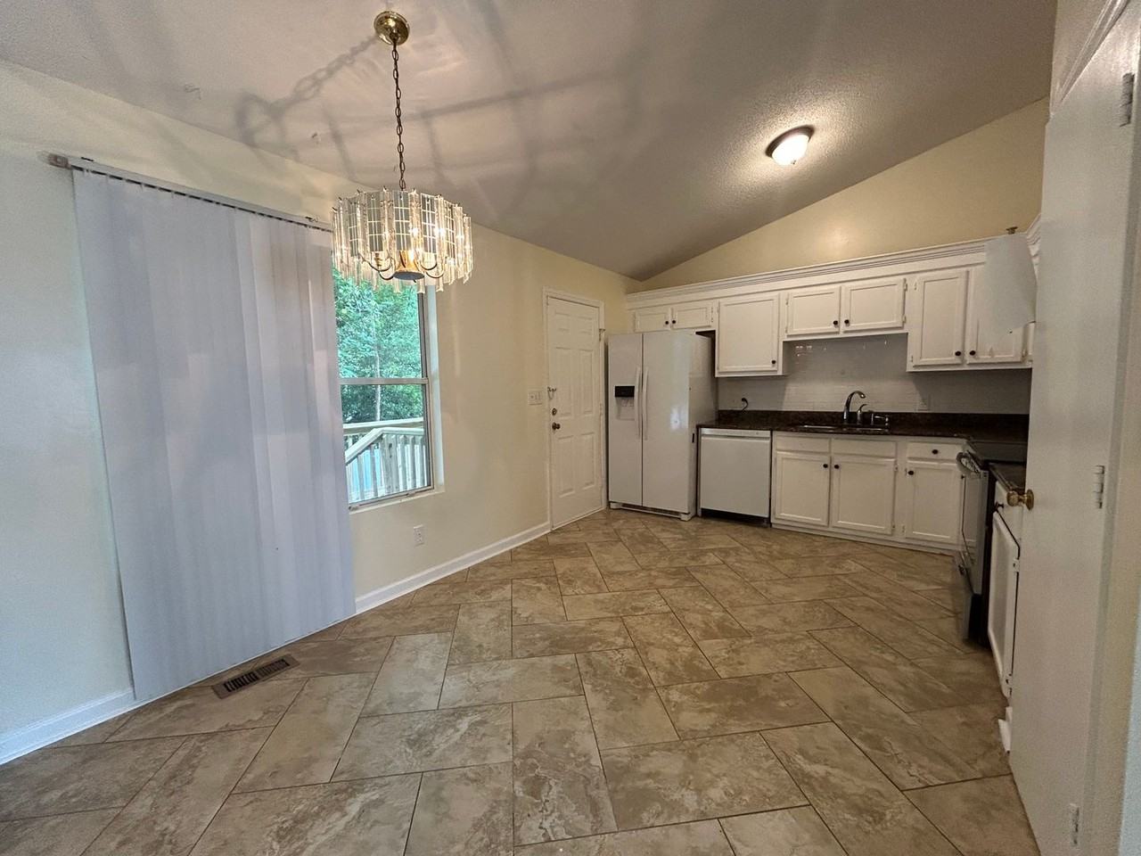 808 Circle Dr - Photo 4 of 14