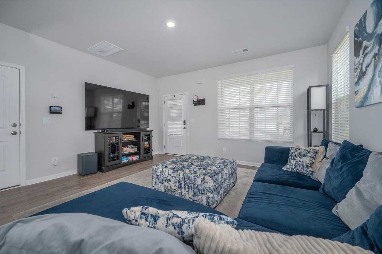 447 Augustine Dr - Photo 4 of 33
