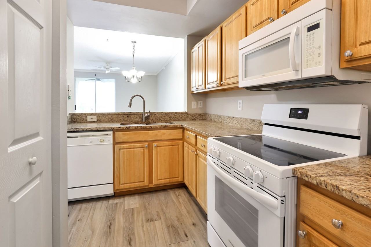 5700 Bentgrass Dr - Photo 3 of 37