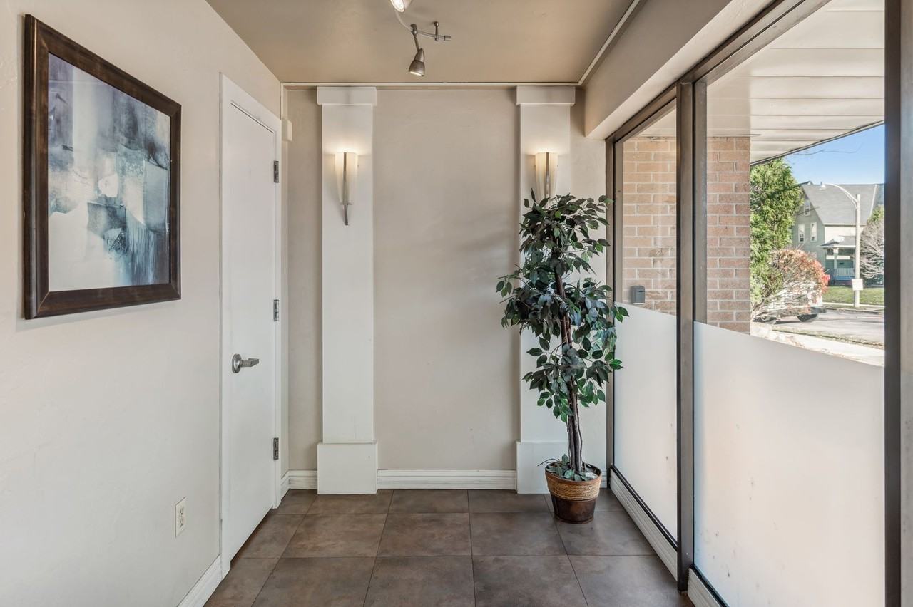 2121 N Cambridge Ave - Photo 2 of 21
