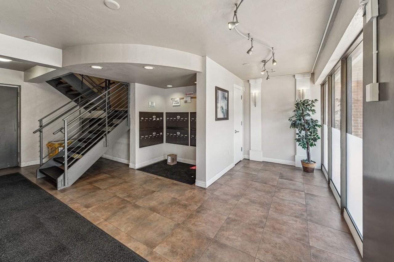 2121 N Cambridge Ave - Photo 3 of 21