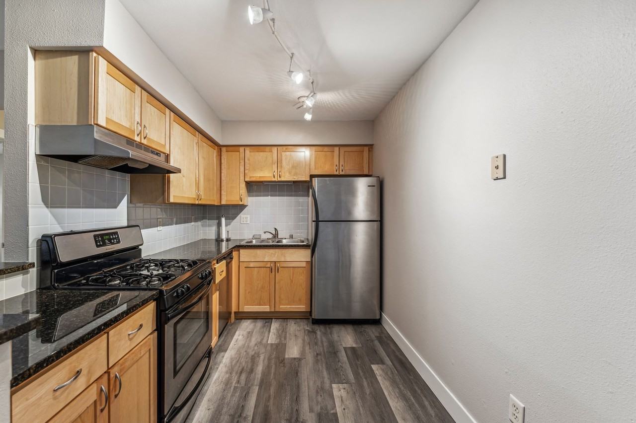 2121 N Cambridge Ave - Photo 7 of 21