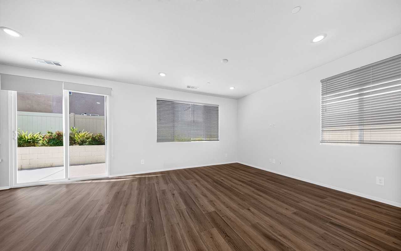 1037 Yuzu Way - Photo 4 of 29