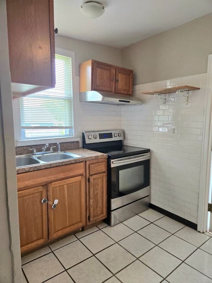 809 Eastern Ave - Photo 2 of 17