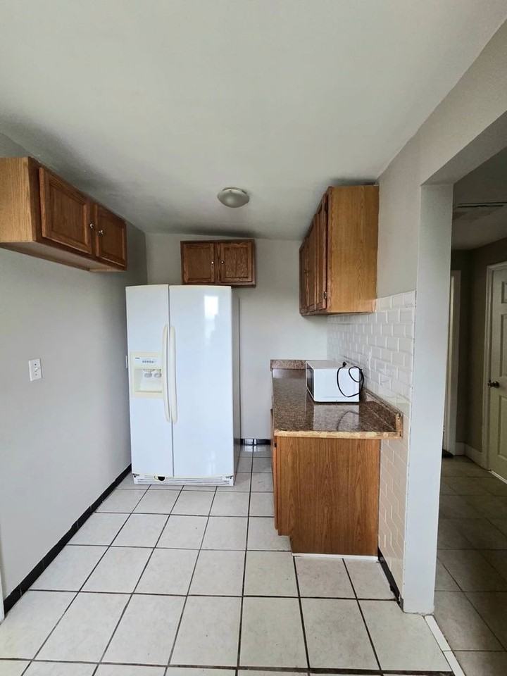 809 Eastern Ave - Photo 4 of 17
