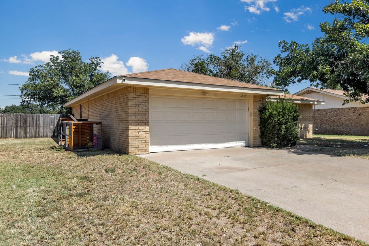 6935 Amber Dr - Photo 3 of 27