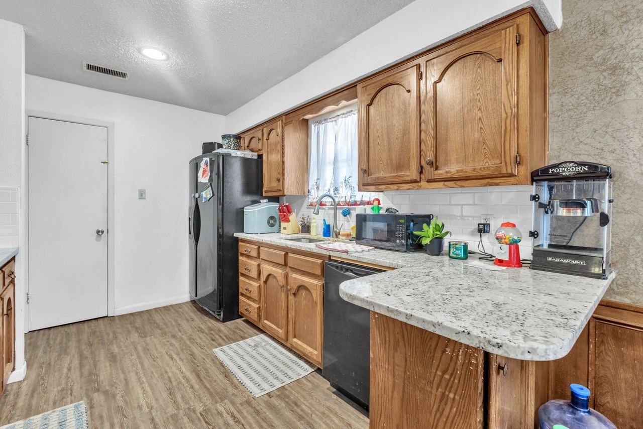 6935 Amber Dr - Photo 6 of 27