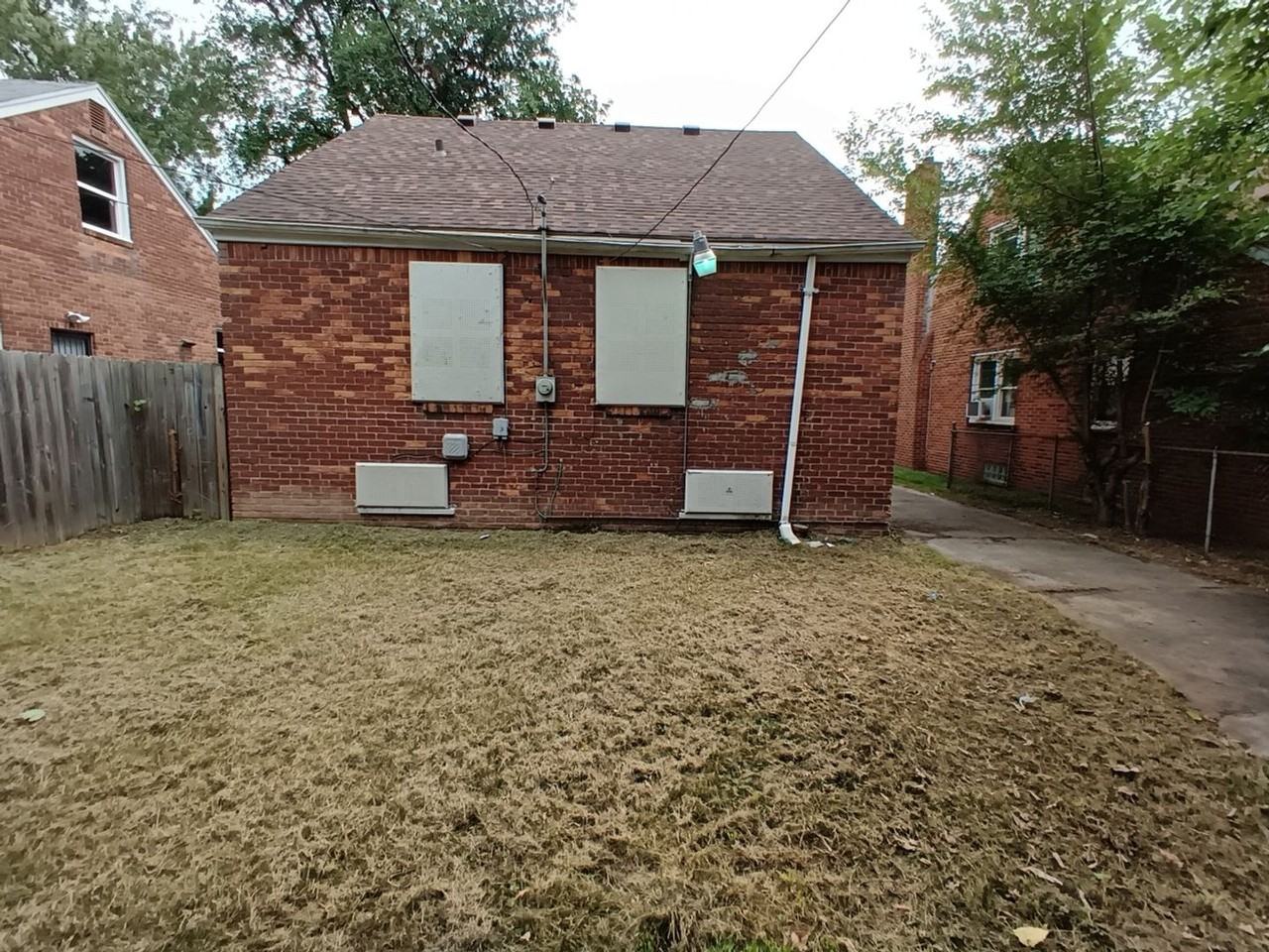 15421 Stout St - Photo 4 of 32