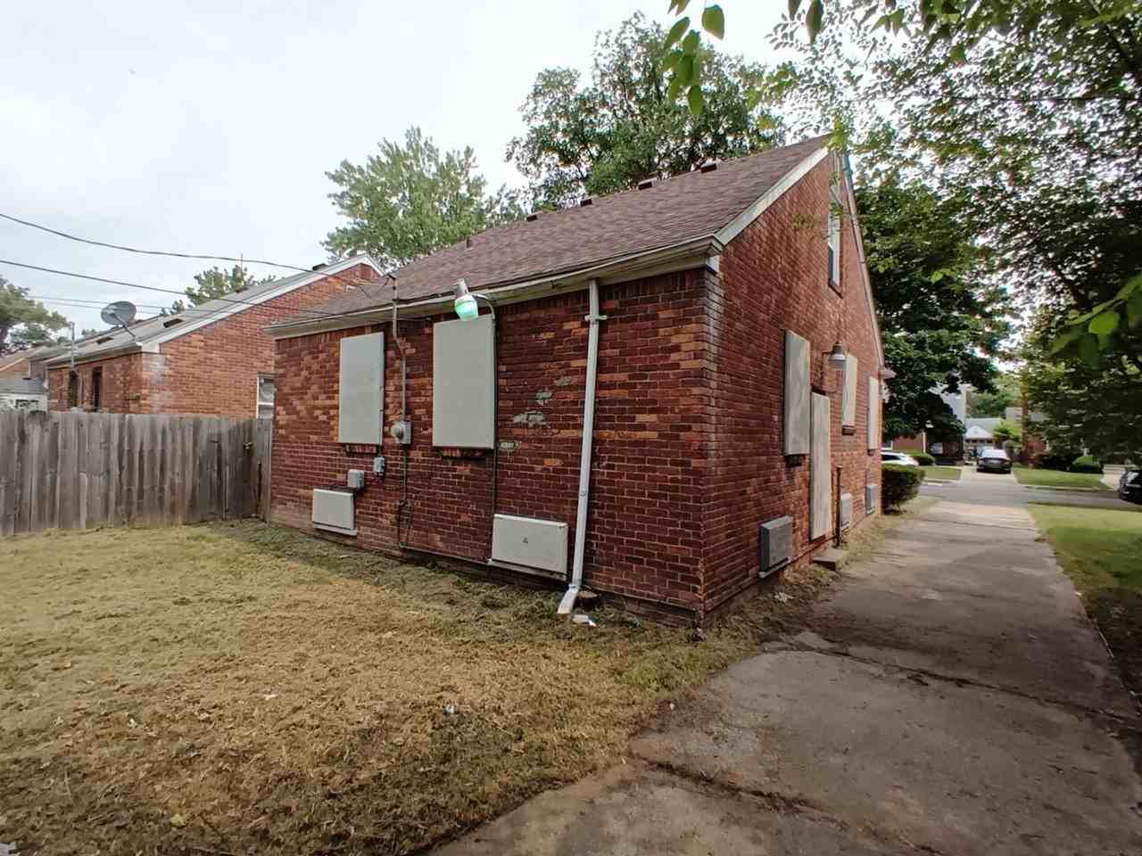 15421 Stout St - Photo 5 of 32