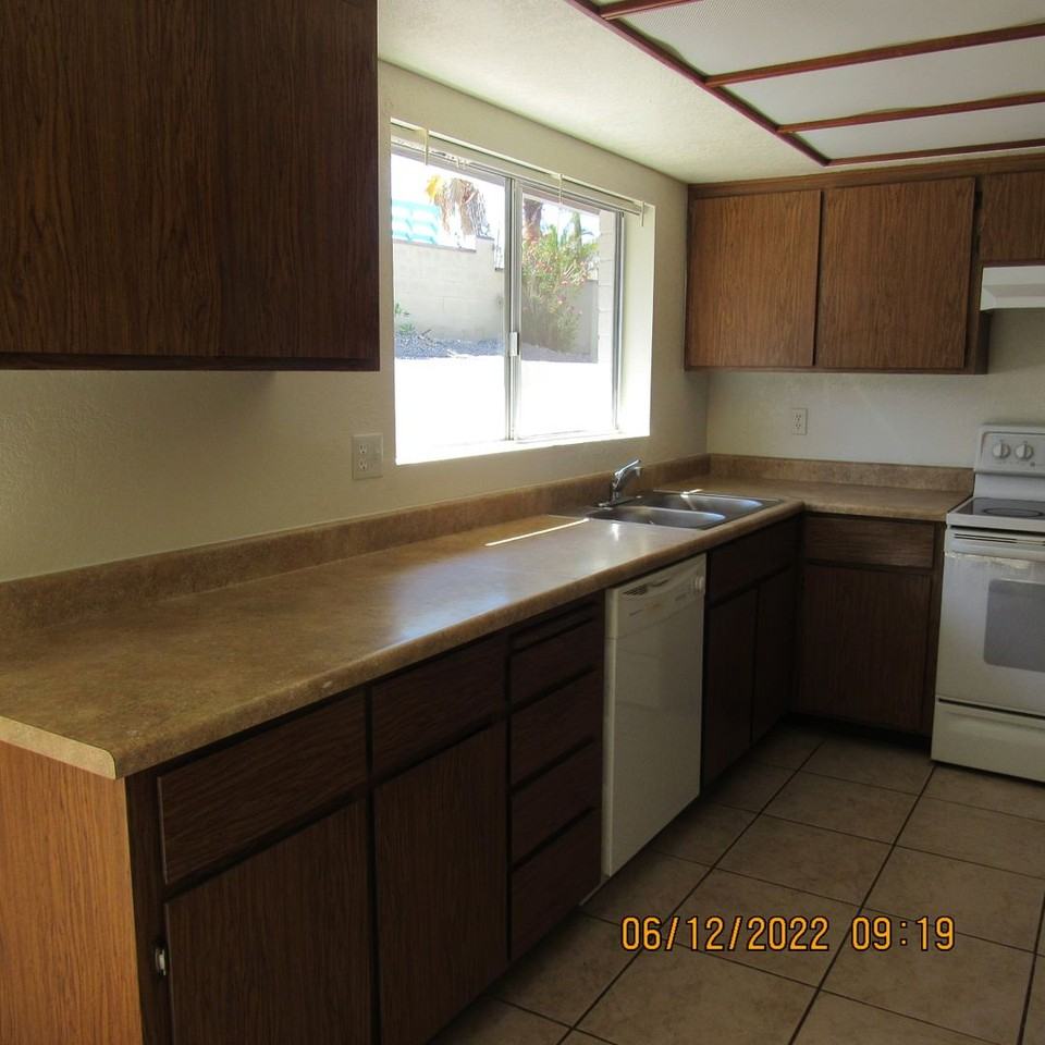 3590 Clearwater Dr - Photo 5 of 18