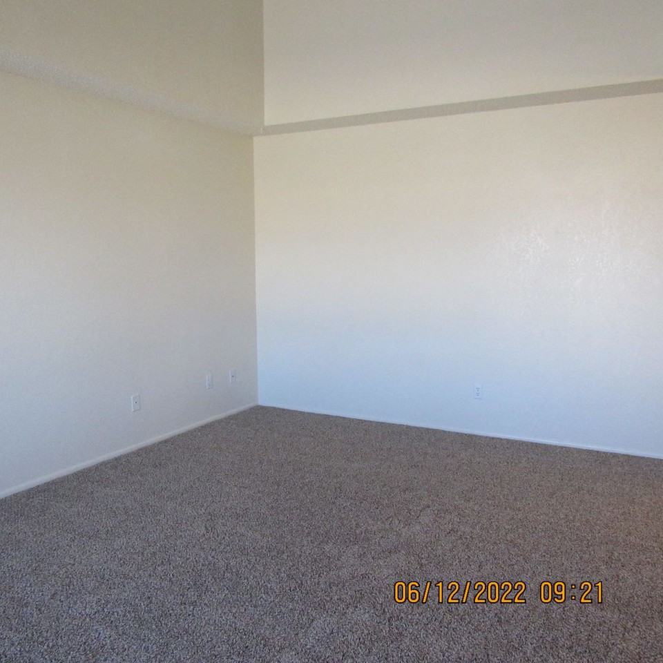 3590 Clearwater Dr - Photo 3 of 18