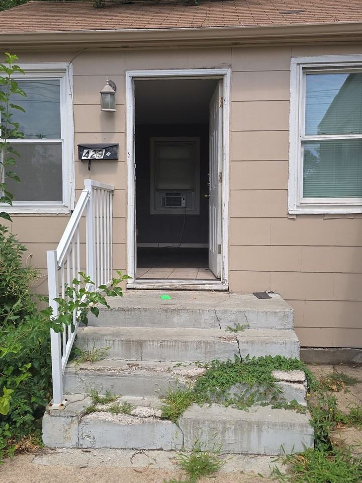 429 1/2 S Garfield Ave - Photo 2 of 3