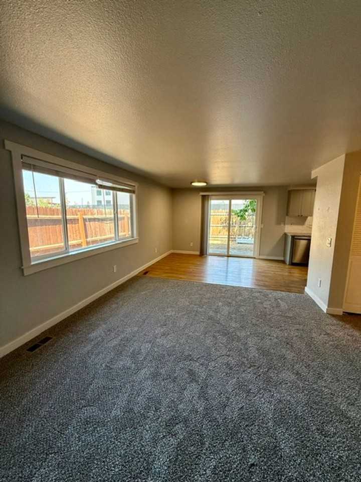 694 Se Centennial St - Photo 2 of 20